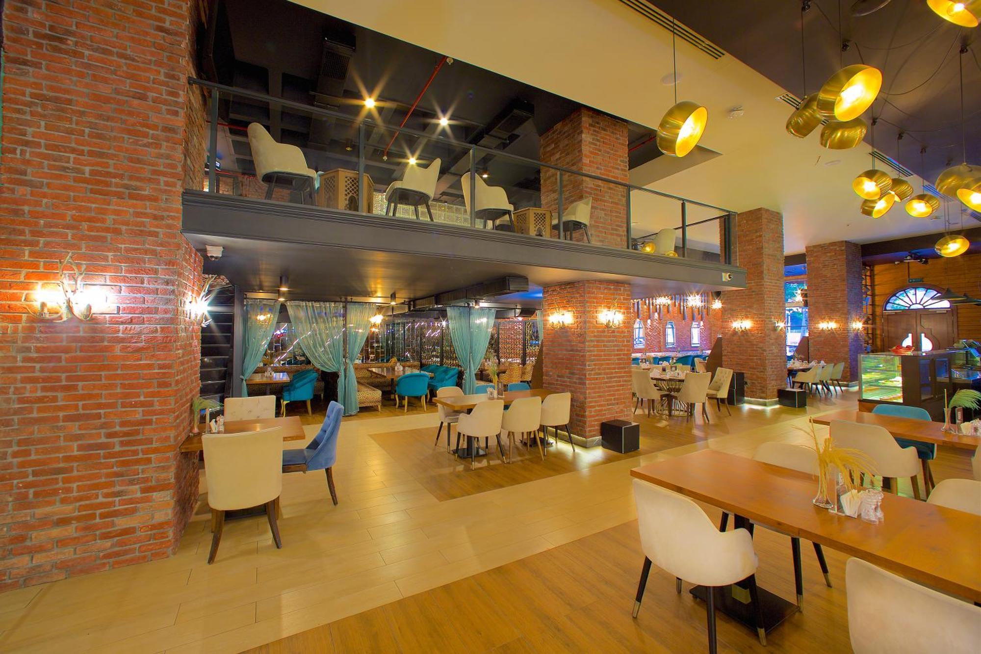 Ramada By Wyndham Istanbul Merter Exteriör bild The interior of a typical restaurant in the mall
