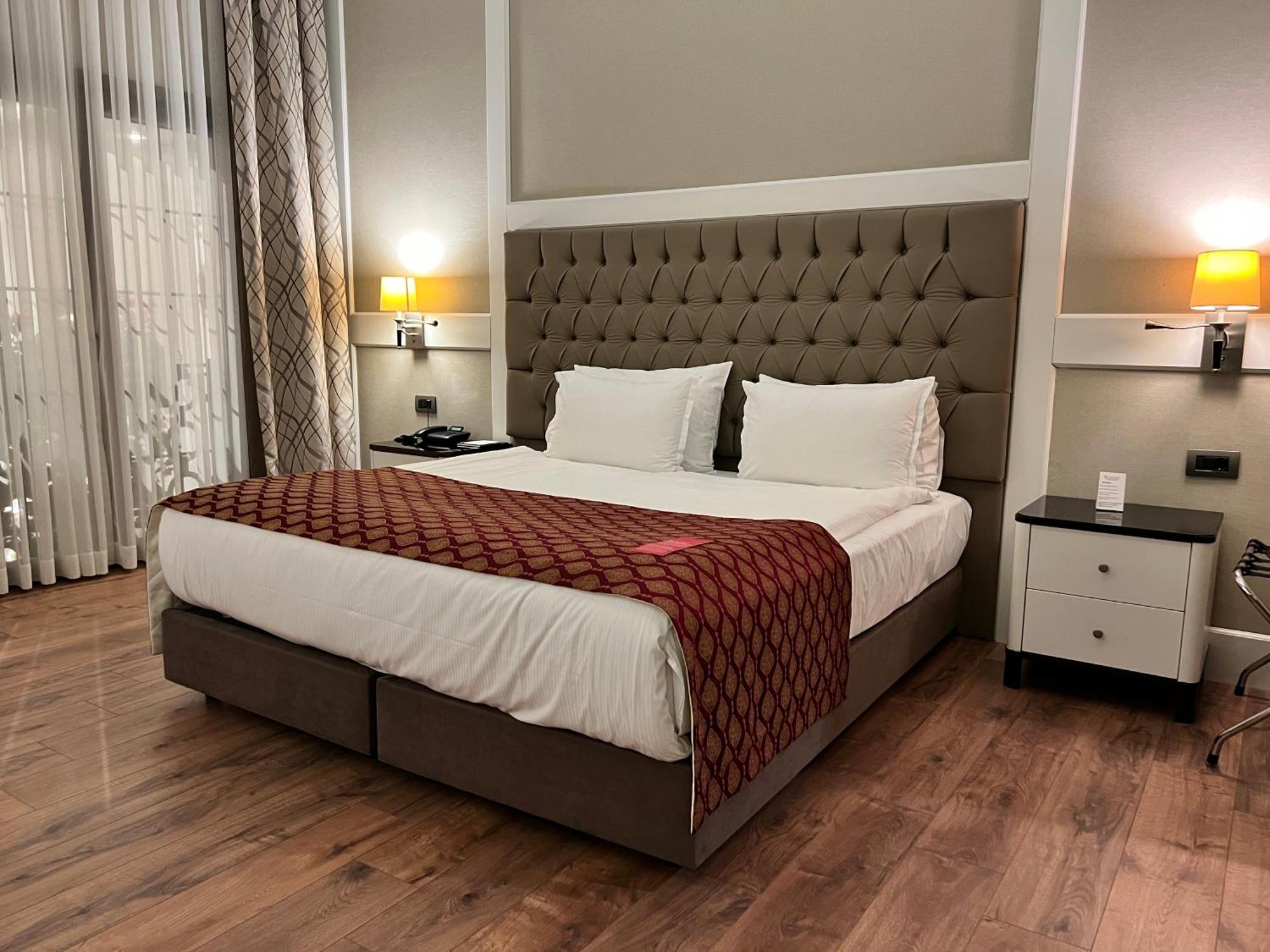 Ramada By Wyndham Istanbul Merter Exteriör bild A hotel room in Istanbul, Turkey