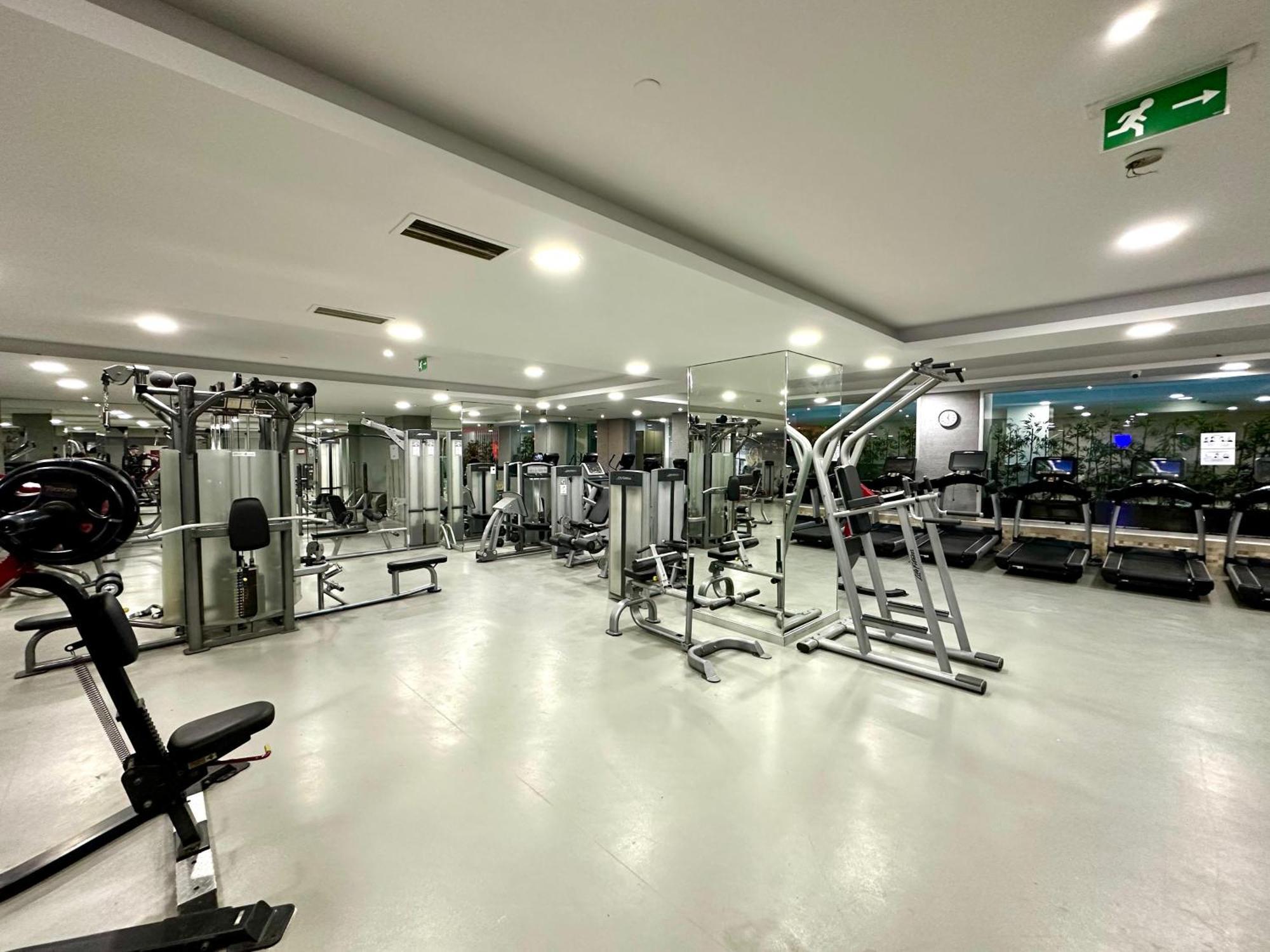 Ramada By Wyndham Istanbul Merter Exteriör bild The gym at the hotel